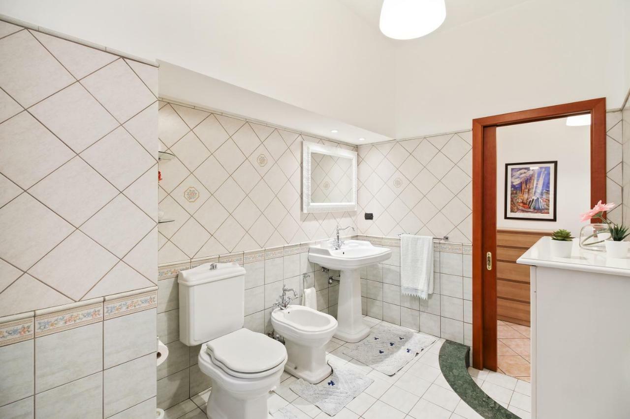 Central Balcony Apartment Катанія Екстер'єр фото